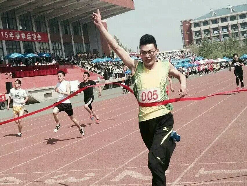 姜凯同学在男子100米比赛中获得第一名